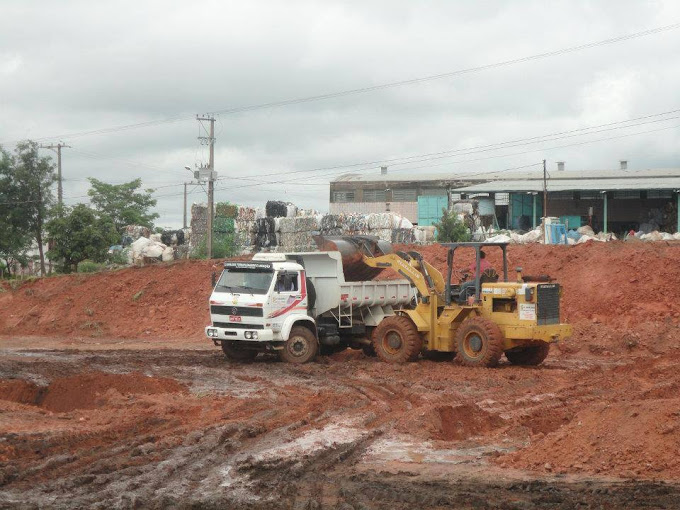 Pá carregadeira da VGiraldes carregando caminhão caçamba em obra