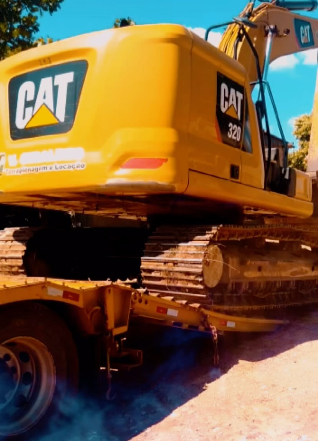 Escavadeira hidráulica CAT 320 sobre a carreta prancha da VGiraldes