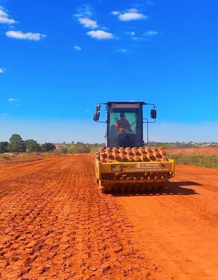 Rolo compactador da VGiraldes compactando rua de terra